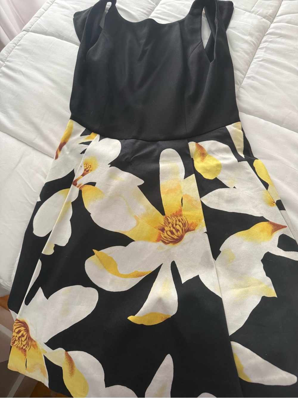 Alice + Olivia Kourtney Sleeveless Fit + Flare
Pleated Floral Skirt Mini size 0 - Picture 4 of 5